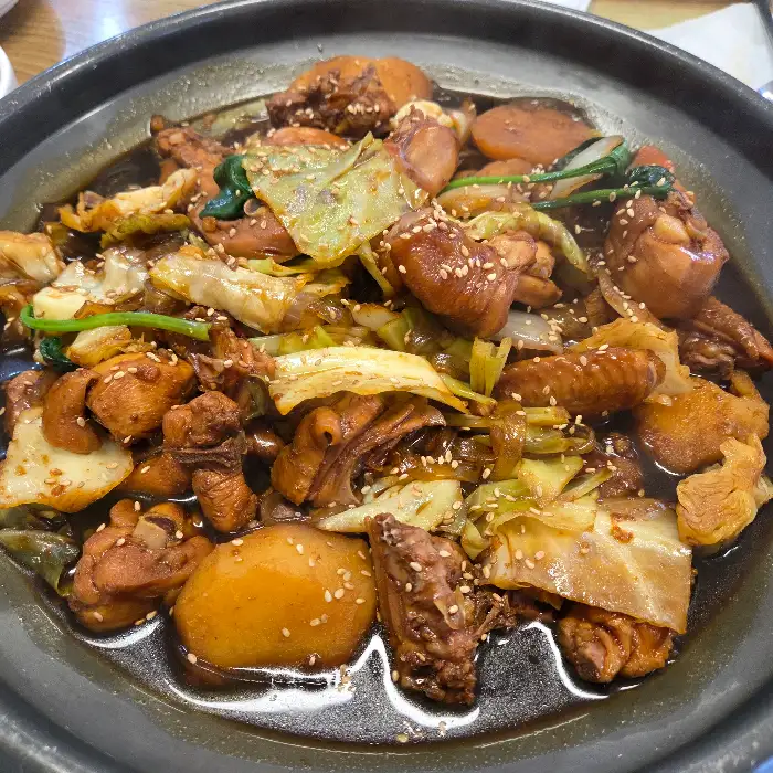 찜닭에 들어있는 다양한 재료들