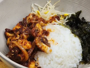 만복이쭈꾸미 낙지볶음 성주점 쭈꾸미볶음과 밥, 김, 콩나물 구성