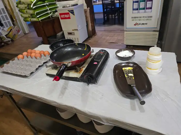 조선게장집에서 사용하는 조리 도구와 식재료 일부