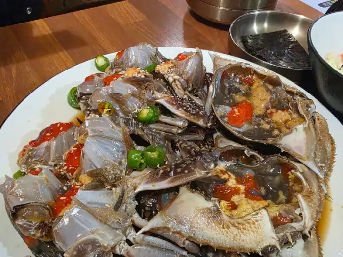 조선게장집의 먹음직스러운 암꽃게 반반 게장 한 상 차림
