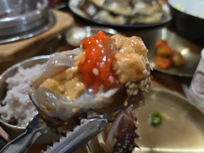 조선게장집 간장게장의 고소한 알과 감칠맛 나는 내장