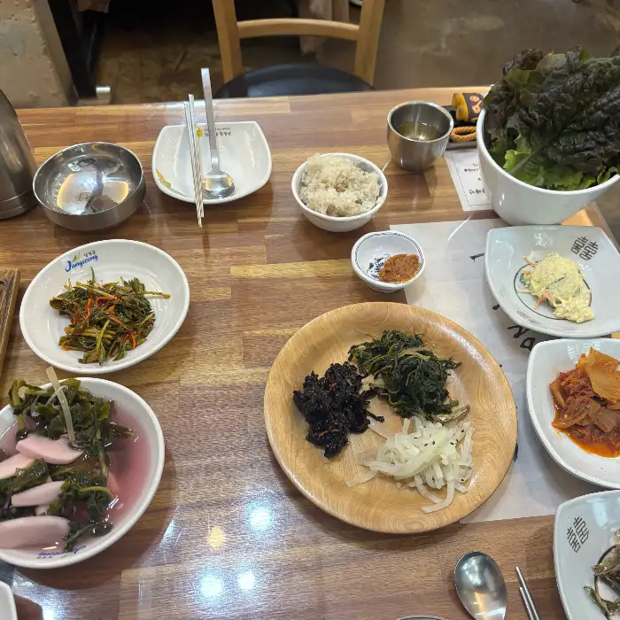 청자연 테이블에 차려진 푸짐한 한정식 상차림
