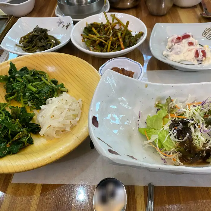 다양한 나물 반찬과 샐러드가 차려진 청자연의 정갈한 한상차림