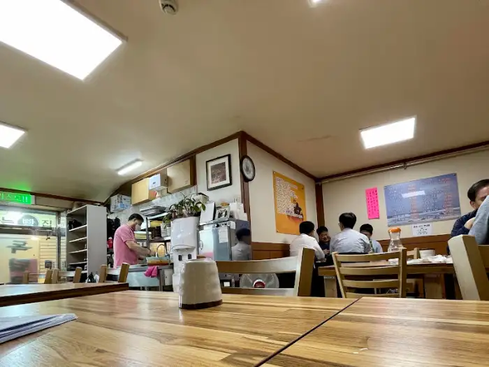 식사 중인 테이블