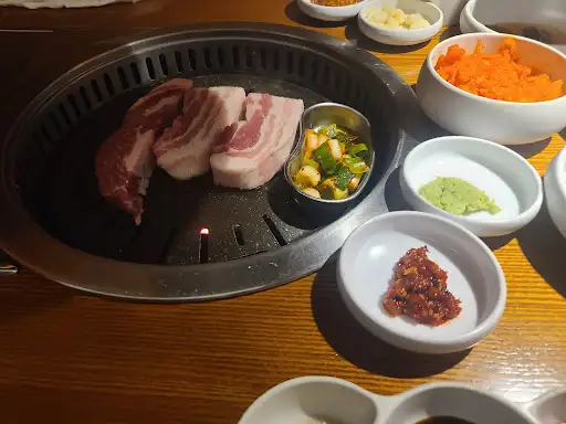 숯불 위에서 익어가는 목살