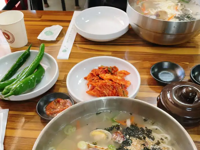 식당 앞 풍경과 테이블 세팅