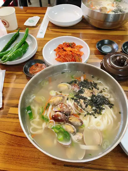 테이블에 놓인 칼국수와 반찬