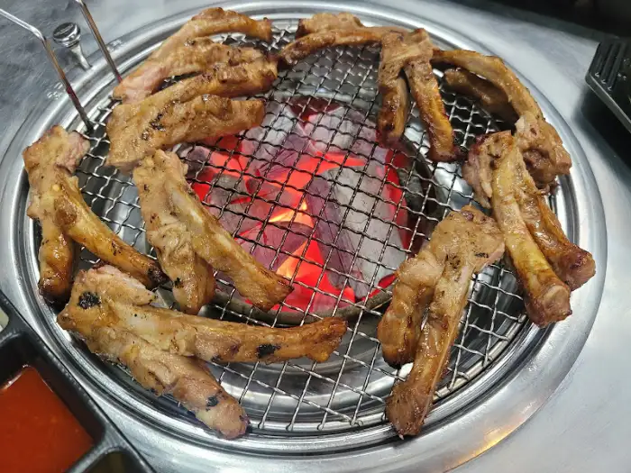 숯불 위에서 구워지는 삼겹살