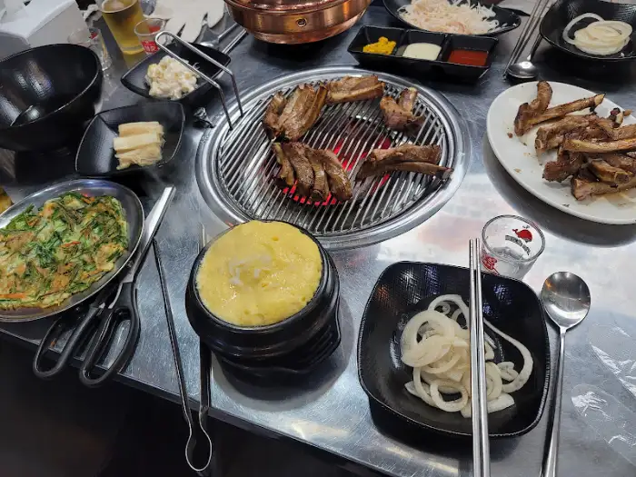 한상 가득 차려진 삼겹살 상차림