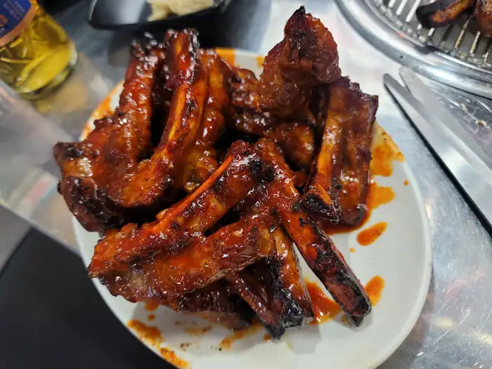 양념에 버무려진 삼겹살 꼬치