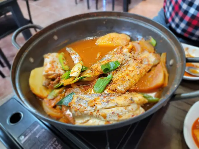 푸짐하게 담긴 갈치조림