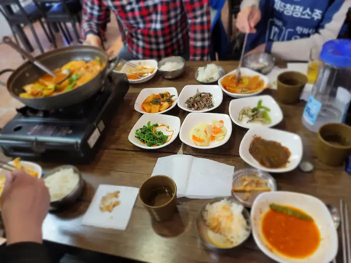 정갈하게 차려진 반찬들과 갈치조림