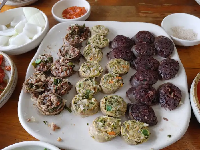 푸짐하게 차려진 찰순대와 곁들임 메뉴