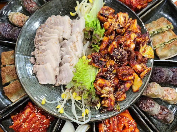 쭈꾸미와 수육, 곁들임 메뉴가 함께 나온 플레이트