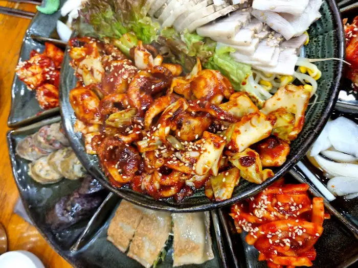 플레이트 중앙의 쭈꾸미와 수육 디테일 컷