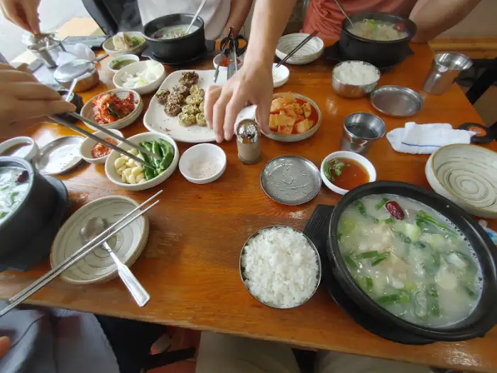 테이블 가득 차려진 여러 가지 음식들