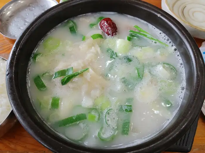 맑고 시원해 보이는 돼지국밥