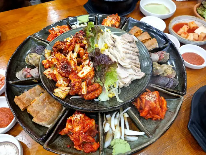 모듬 메뉴를 꽉 채운 푸짐한 한 상