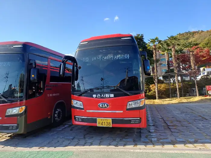 주차된 붉은 버스