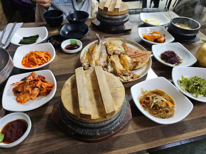 테이블 가득 차려진 푸짐한 생선구이 한상차림