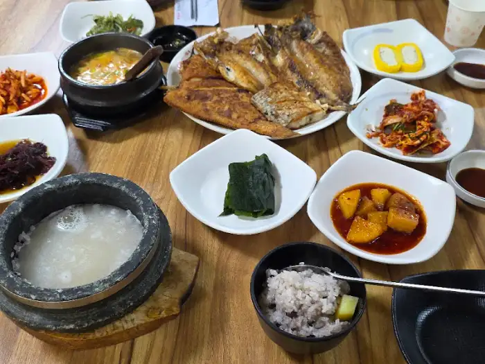 돌솥밥과 함께 나온 국물 요리 및 다른 반찬들
