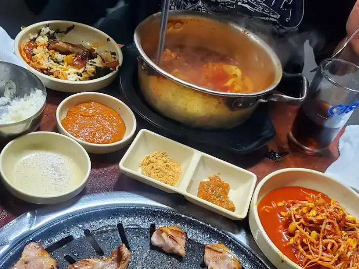 보글보글 끓는 찌개와 곁들임 반찬