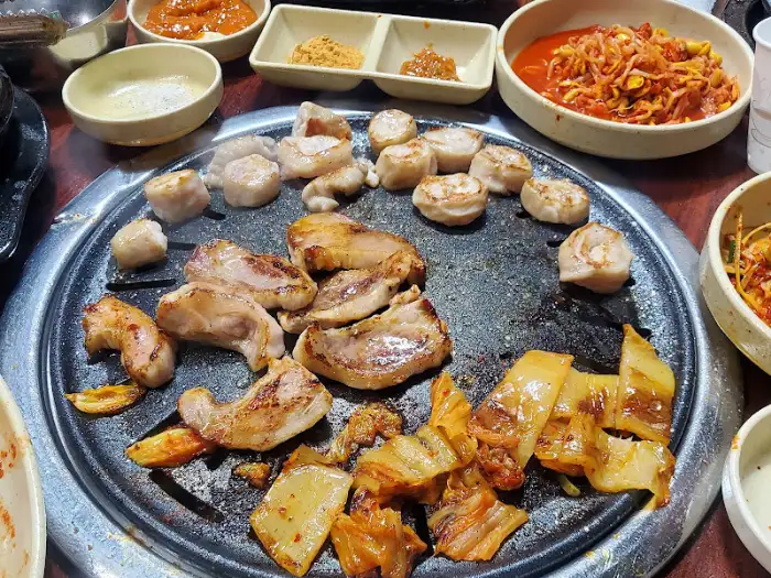 숯불 위에서 익어가는 삼겹살