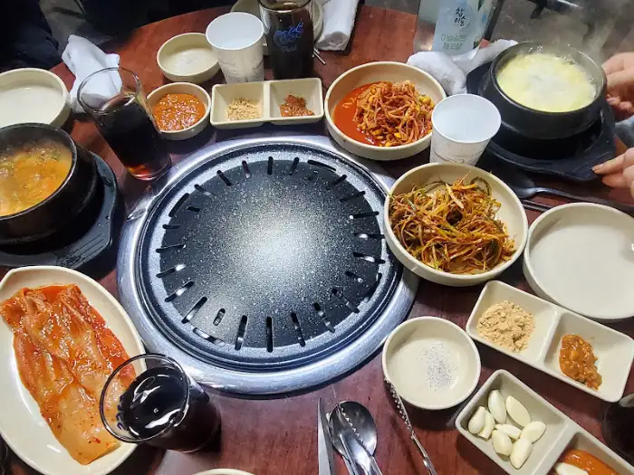 테이블 위 가득한 음식들