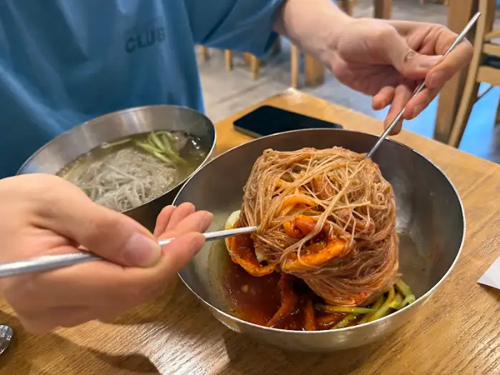 쫄깃한 회냉면 면발