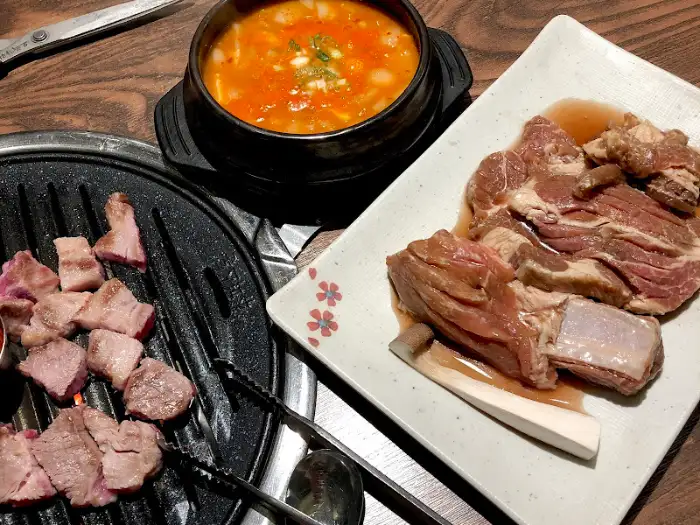 금나래식당 고기 구이와 된장찌개