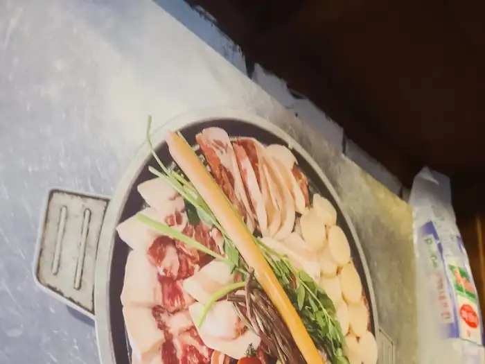다양한 부위의 돼지고기, 삼겹살, 목살, 가브리살 등으로 보이는 고기와 떡, 버섯, 꽈리고추 등이 함께 플레이팅된 모습