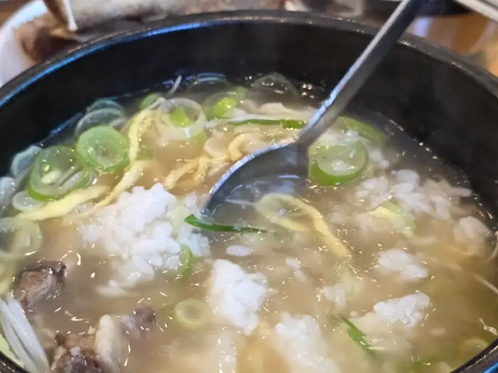 왕만두 속을 비추는 숟가락