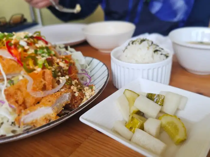 풍성한 토핑의 돈가스