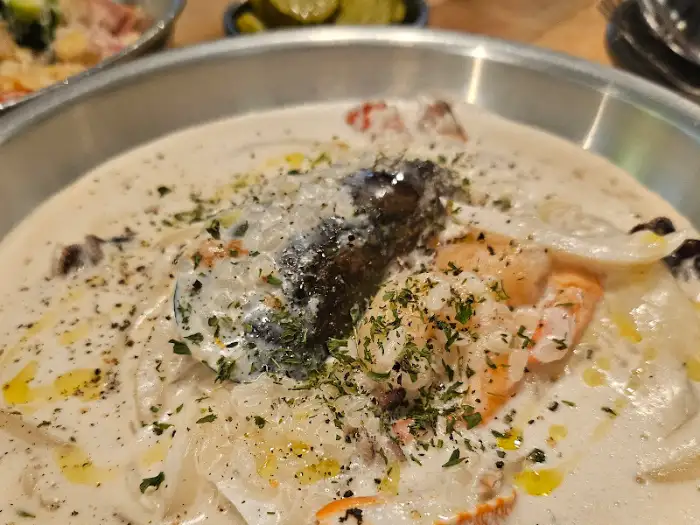 푸짐한 해산물이 가득한 크림 파스타