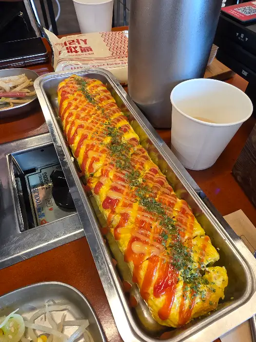 밥에 김치찌개 국물을 넣고 비벼 먹는 모습.