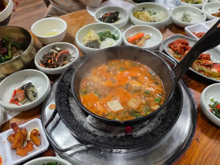 찌개와 반찬들