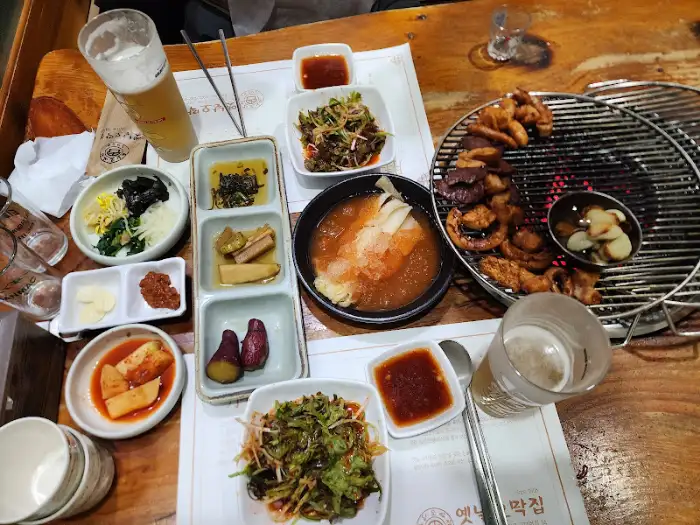 곱창 구이와 곁들임