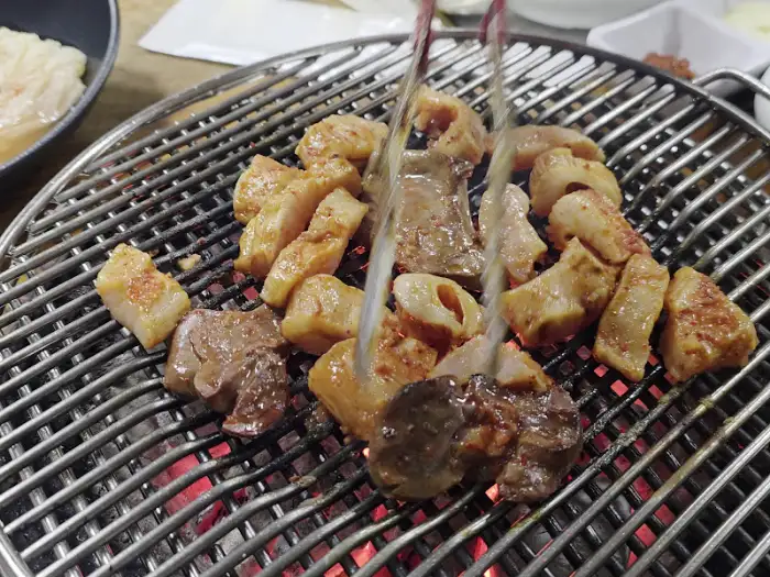 그릴 위 곱창