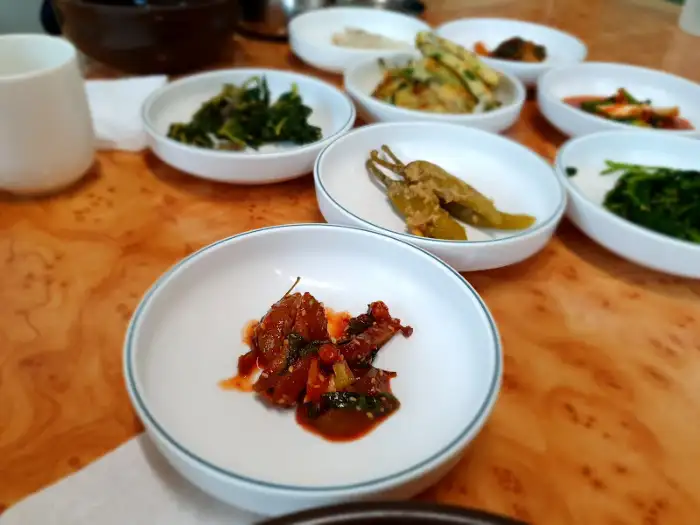 색색의 감칠맛을 담은 반찬들