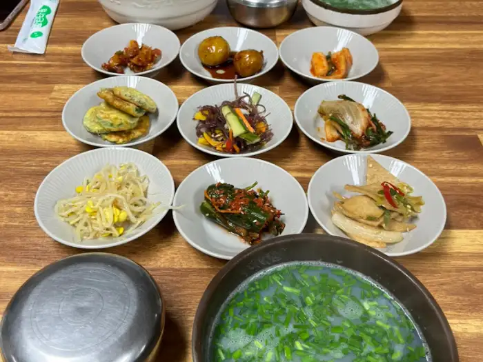 다양한 종류의 나물과 김치가 담긴 반찬 접시들