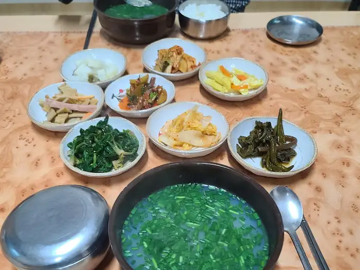 한상 가득 차려진 음식들과 재첩국