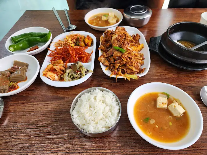다양한 반찬과 밥, 찌개