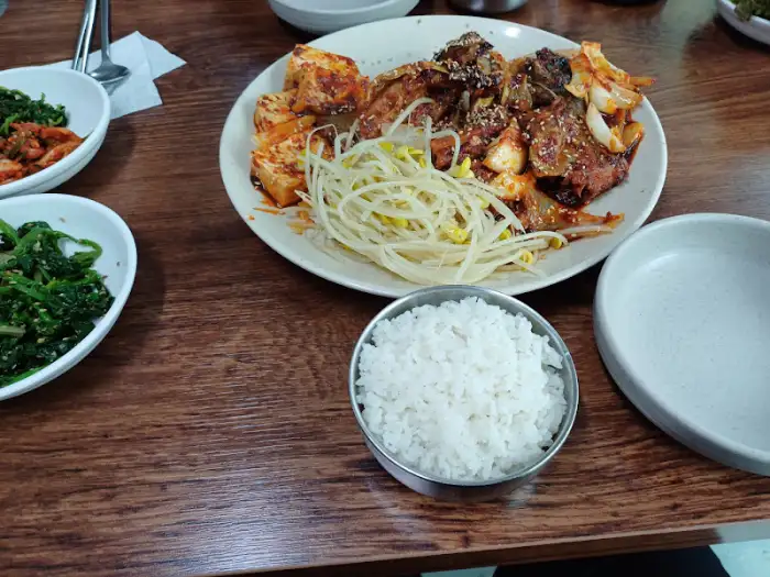 제육볶음과 밥, 쌈 채소