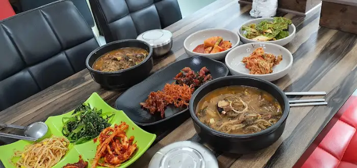 다양한 메뉴가 차려진 테이블
