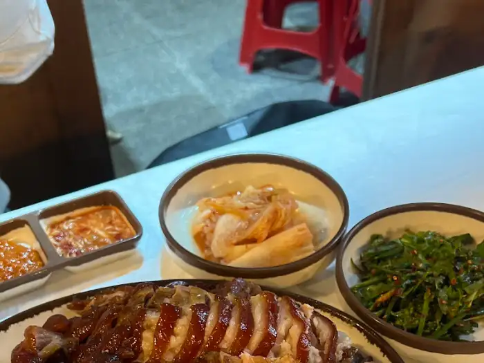 정갈하게 담긴 김치와 무김치