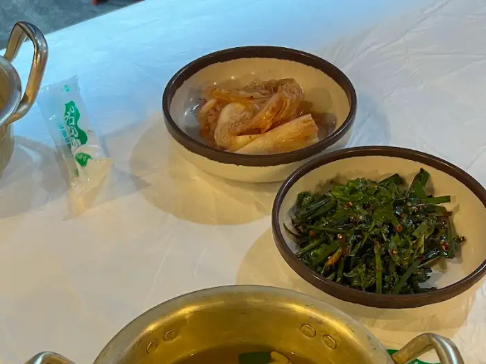 색깔이 고운 부추무침
