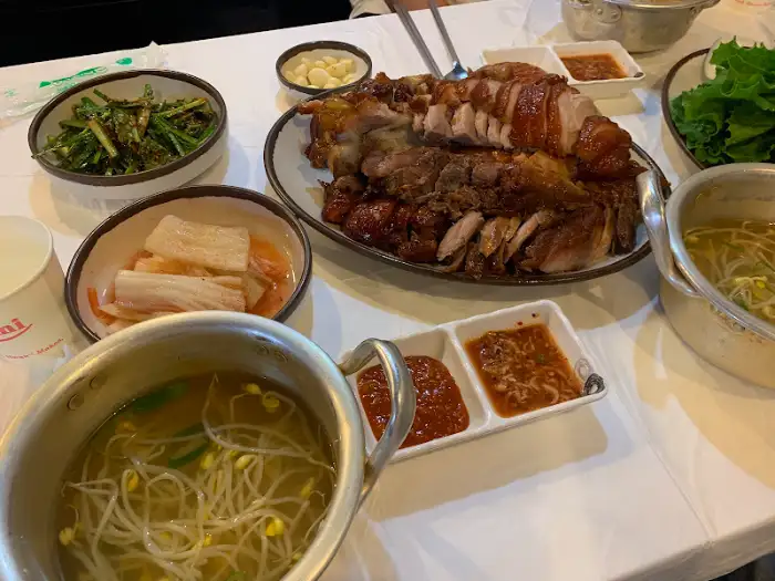 테이블 가득 차려진 족발과 밑반찬들
