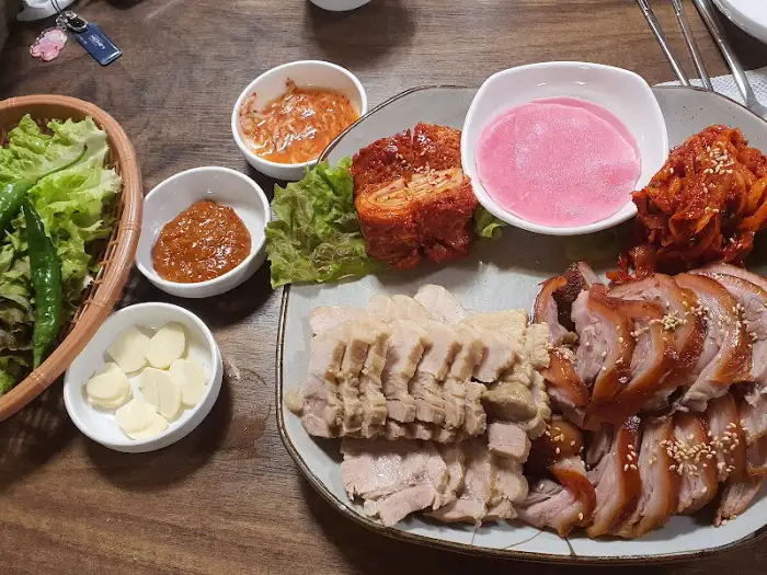 다양한 곁들임과 함께 나온 보쌈과 족발