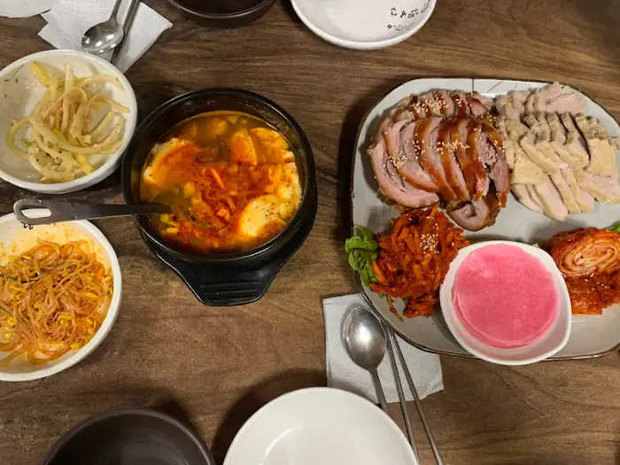 보쌈과 함께 나온 족발, 그리고 곁들임