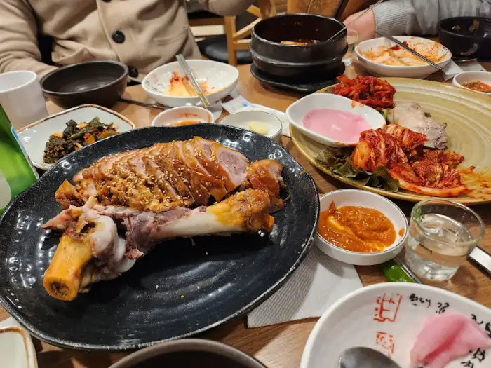 테이블에 가득 차려진 음식들